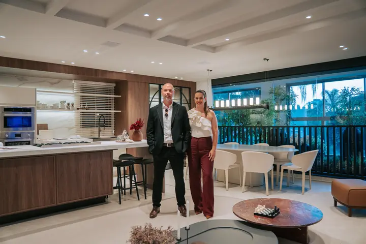 Casal recebido no apartamento decorado do Belgravia.