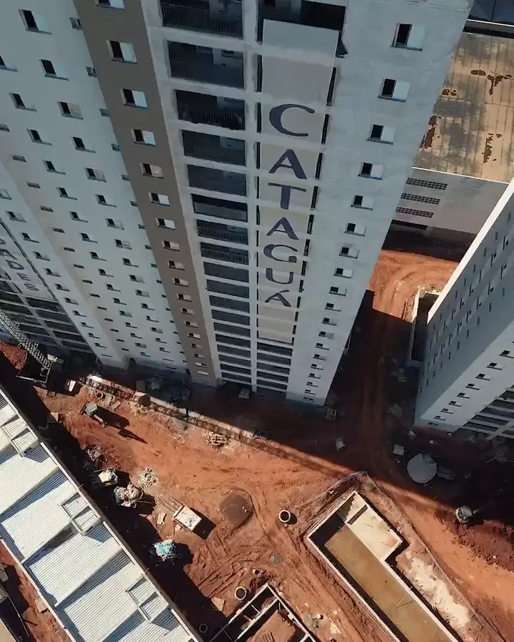 Vista de drone das torres do Village Residencial em construção.